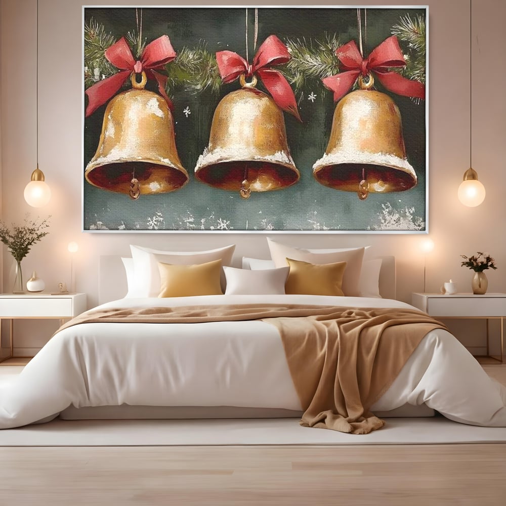 Tablou canvas cu pictura cu clopote aurii de craciun, in rama de aluminiu argintiu, pe perete intr-un dormitor